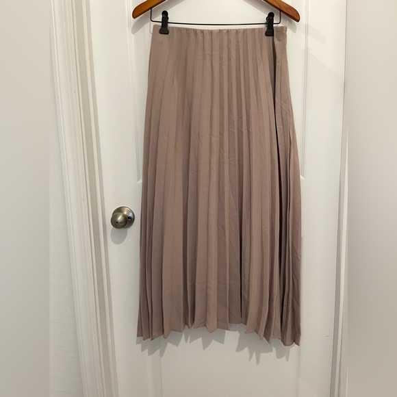 Lottie pleated polyester midi skirt. - Picture 1 of 4